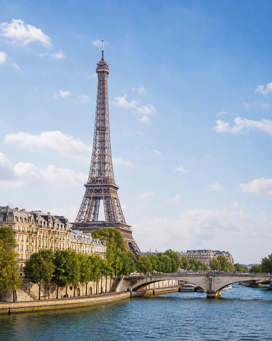 Voyageur utilisant une eSIM Fylo pour France